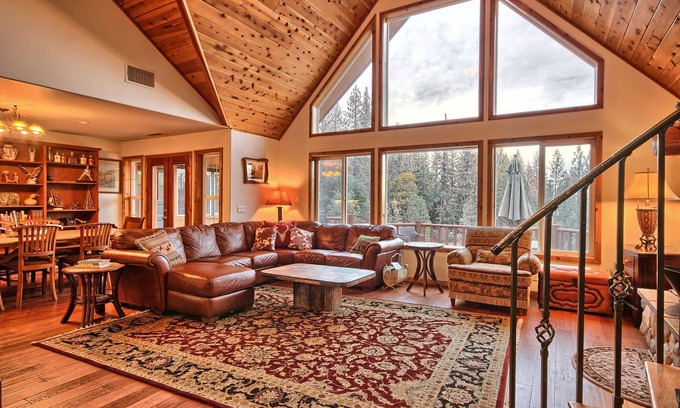 Mariposa Cabin | Shanks' lodge is the ultimate home in the woods for large groups.