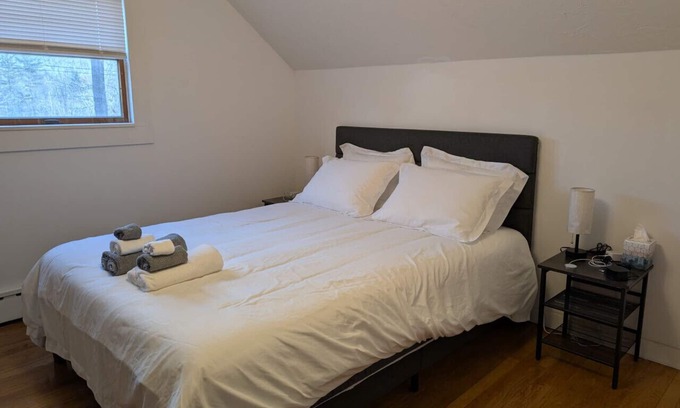 Montville House | Shantok Queen suites walk to Mohegan casino/Wi-Fi