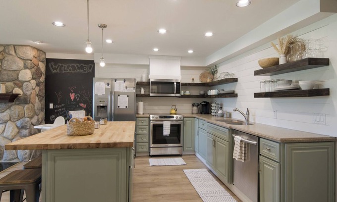 Bellaire Condo | Shanty Creek Condo - Pool/Beach Club Privileges ⛳️, 🎿,🏊, 🚴‍♀️,🍴& more