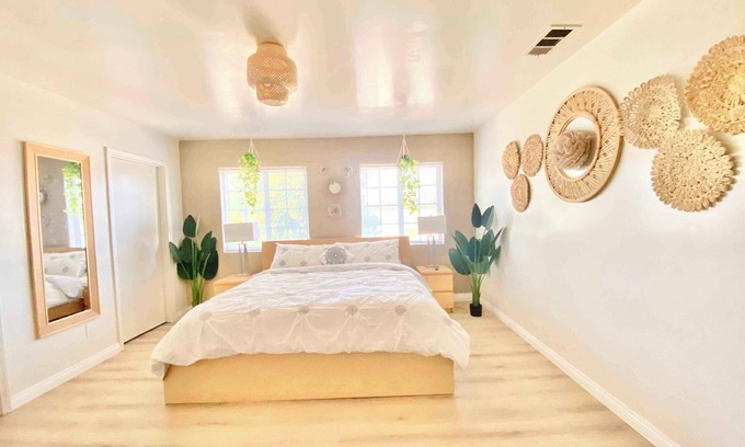 Rosemead Bed & Breakfast | Share house -Gold King Bed and Sofa Bed
