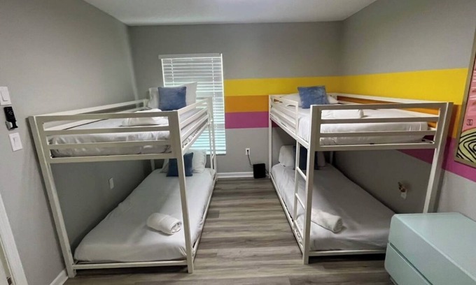 St. Petersburg - Clearwater House | Shared bedroom with bunk beds in St. Petersburg with WiFi, AC