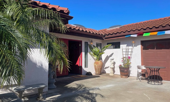 Loma Alta House | Shared Charming 1-bedroom with WiFi, AC in quaint Oceanside