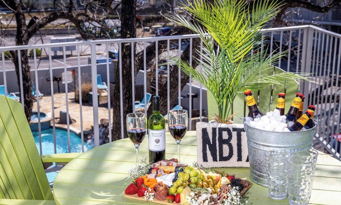 New Braunfels Condo | Shared Heated Pool Balcony BBQ Near Downtown