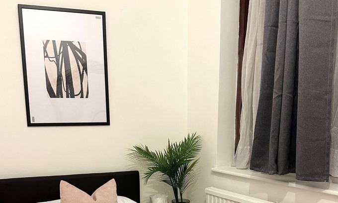 East Acton House | Shared London Charm: Comfortable Room in Spacious House