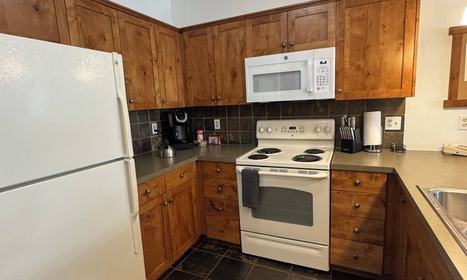 Kellogg Condo | 🥾 🏄‍♂️ Shared Roof Top Hot tub Silver Mtn ❄️ 🚵 adjoining studio available also