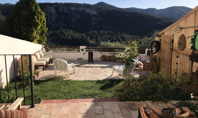 Margarida Hotel | Shared rural house. Double rooms with en suite bathroom. Panoramic views