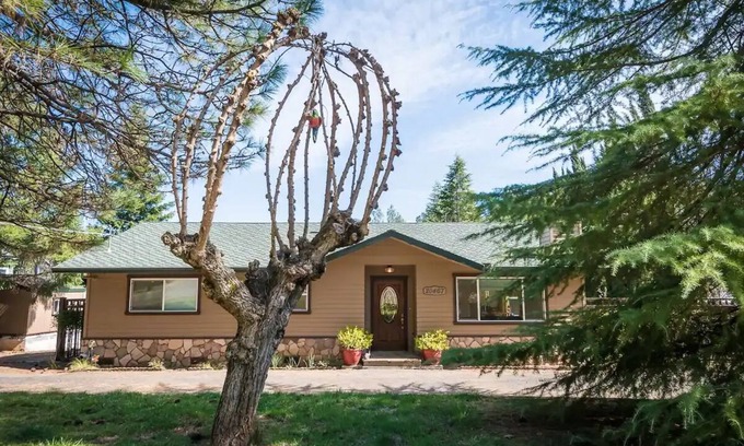 Lakehead-Lakeshore House | Shasta Lake Housenn