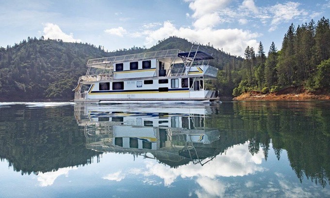 Lakehead Boat Rental | Shasta Marina in Packers Bay's Constellation houseboat on Lake Shasta