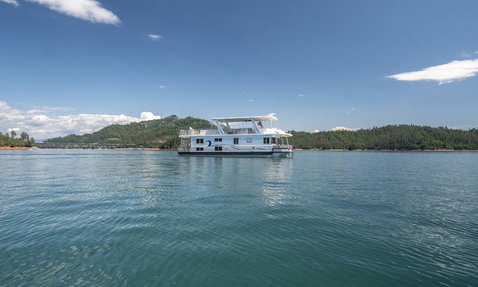 Lakehead Boat Rental | Shasta Marina Thoroughbred Houseboat