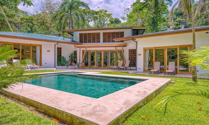 Puerto Viejo de Talamanca Villa | SHAWANDHA RESORT. 3 villas & 3 pools for 26 people