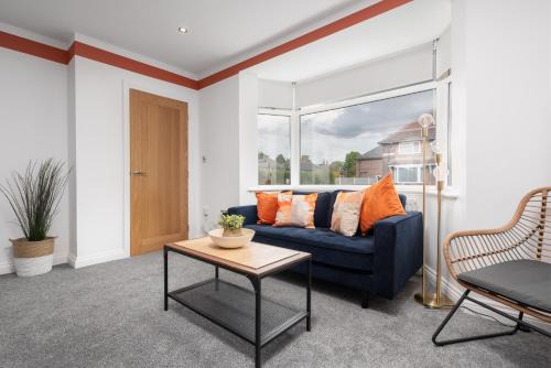 Broadheath House | Shawe House - 10 minute Mcr Airport - Free Parking