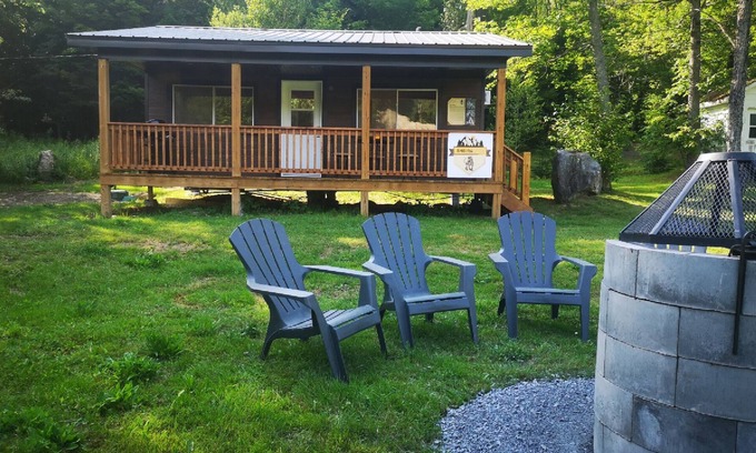 Sainte-Marguerite Ski Chalet | Sheira Shack: riverside, campfire, Wi-Fi, AC, BBQ, for 2, pets welcome!
