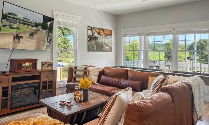Shelbyville House | Shelbyville Farmhouse w/Hot Tub, Fire Pit & Grill