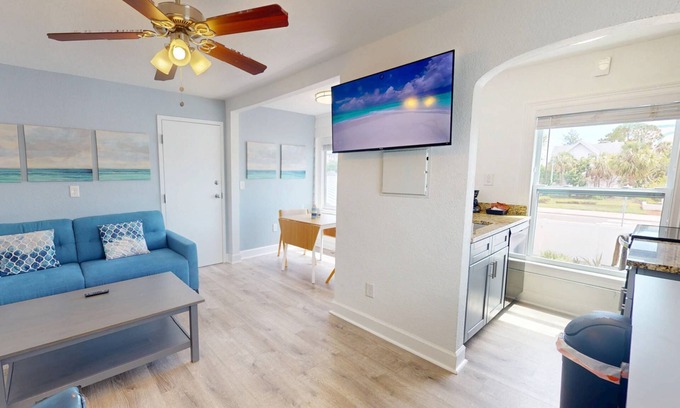 Treasure Island Condo | “Shell” 1BR Upstairs Retreat Overlooks Courtyard, Walk to Beach & John’s Pass, King Bed, Kitchen
