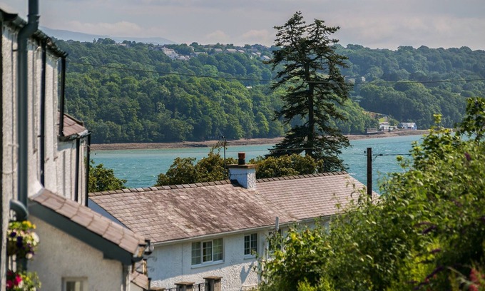 Menai Bridge Apartment | Shell Cottage - a dog that sleeps 4 guests in 2 bedrooms