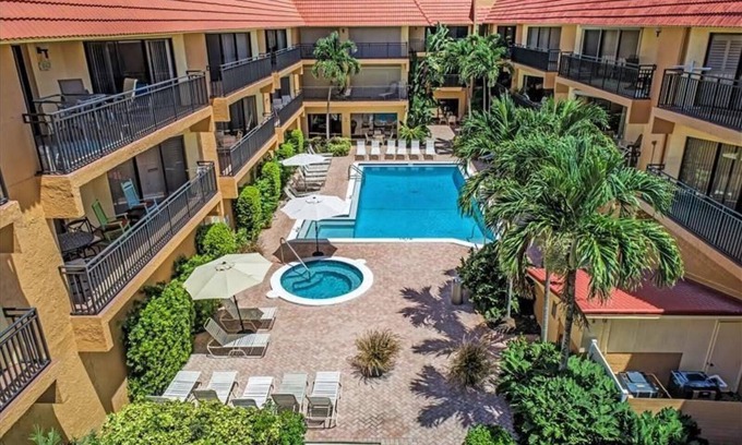 Holmes Beach Condo | Shell Game: Playa Encantada - Beachfront Community Steps to the Beach