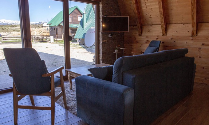 Tepacko Polje House | Sheltered Tre Case Cottages