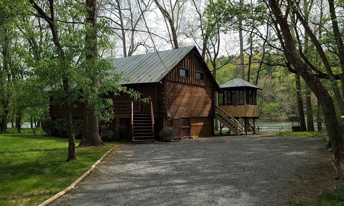 Luray Cabin | Shenandoah Shores Waterfront Log Cabin