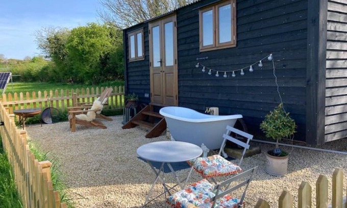 Langport Cabin | Shepherd Hut in Private Meadow With Outdoor Bath