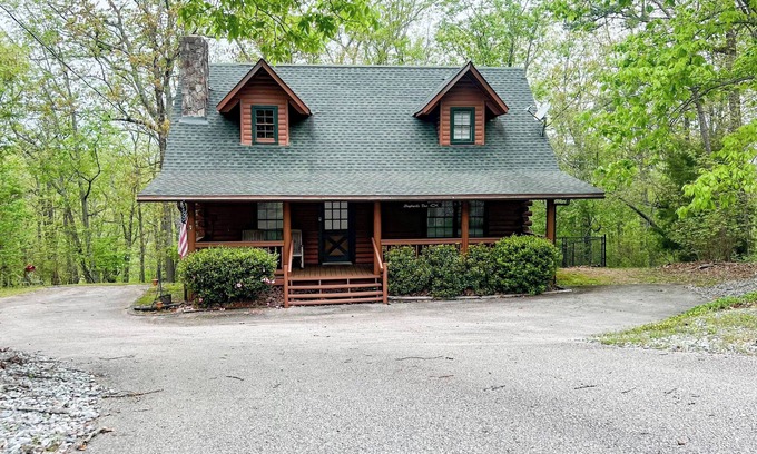 Warm Springs Cabin | Shepherd's Den - Cozy cabin minutes to Callaway Gardens. Pet-friendly!