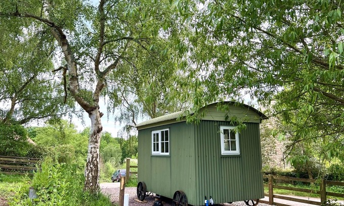 Cowbeech Cabin | Shepherds Hut in peaceful south Wales farmland with spectacular mountain views