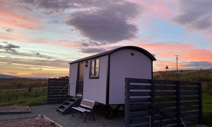 Lonmore Cottage | SHEPHERDS HUT, romantic, character holiday cottage in Dunvegan