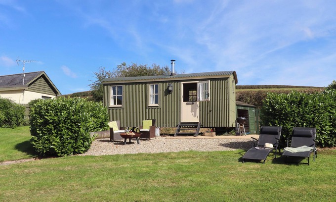Crediton Cottage | SHEPHERDS JOY, romantic, with hot tub in Cheriton Fitzpaine