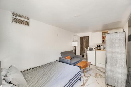 Sherman Oaks Apartment | Sherman Oaks Hideaway Lush Grounds, Shared Pool!