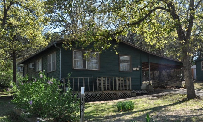 Gordonville House | Sherwood Hills Cottage Sleeps 4 - 5.