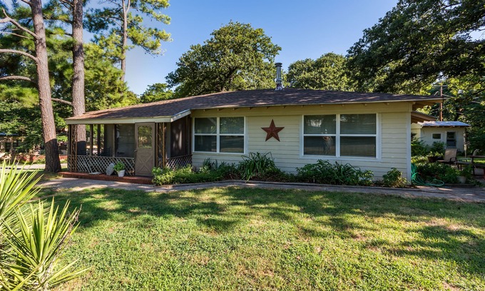 Gordonville House | Sherwood Pines Inn -Spacious 2-bedroom at Texoma sleeps up to 8!