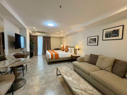 Malabanias Apartment | Sheryll Escapes - La Grande Phase 2, Grand Studio 708 on 7th floor with Balcony, Wifi & Netflix