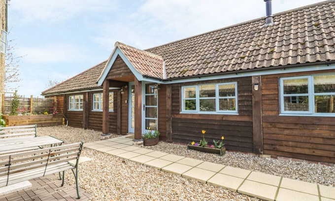 Yeovil House | SHIPPON BARN, pet friendly, with a garden in Yeovil, Somerset