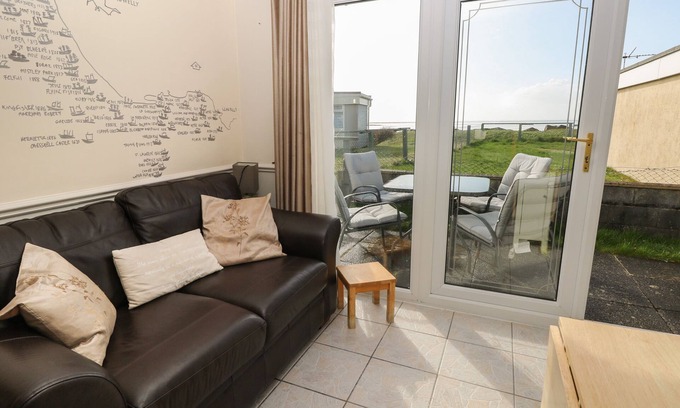 Kidwelly Cottage | SHIPWRECK CHALET, pet friendly, country holiday cottage in Kidwelly