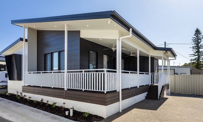 Marks Point House | Shiraz at Marks Point: Lovely 2-Bed Villa