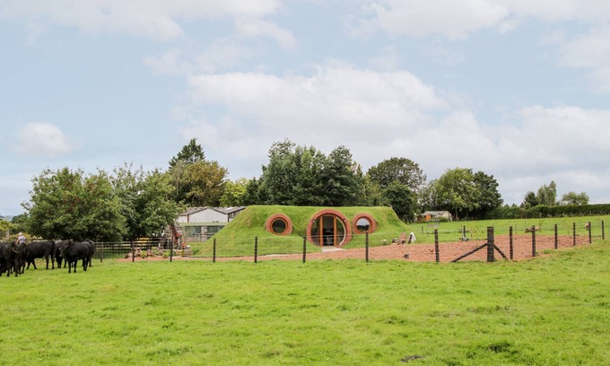 Little Hereford Cottage | SHIRE'S END, romantic, with a garden in Little Hereford