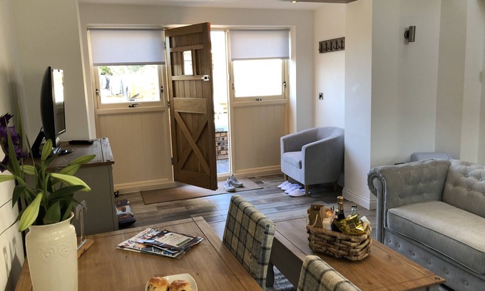 Amerton House | SHIRLEYWICH HOLIDAY BARNS, EQUESTRIAN AND DOG FRIENDLY, SLEEPS 2-4, detached