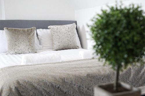 Olton Apartment | SHM Stays Solihull HS2 NEC Airport Nr M6 M40 M42 Great for Long & Short stays 15 min walk to Train Station 5 min drive to Town Centre outside Bus Stops & Supermarket Free Parking