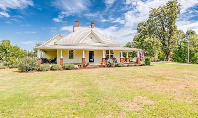 Cleveland House | Shoal Creek Acres – Peaceful Country Escape Near Helen with Firepit, Games &