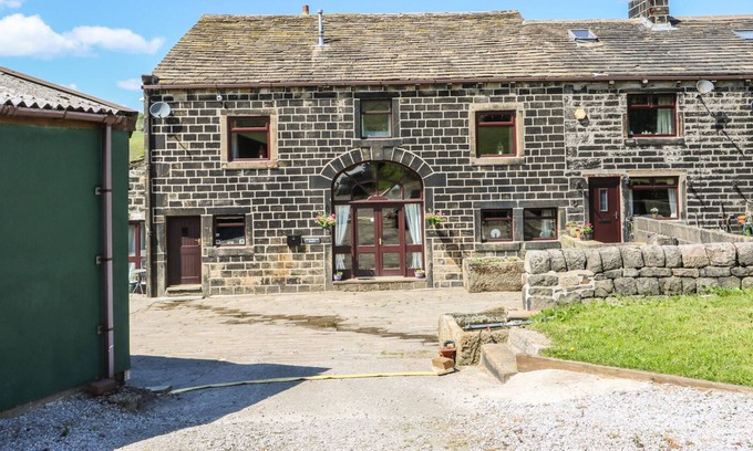 Todmorden Cottage | SHOEBROAD BARN, pet friendly, with open fire in Todmorden