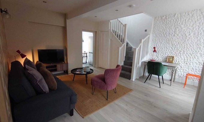 Ramsgate House | Shoemakers Cottage with sunny courtyard, near beach and town