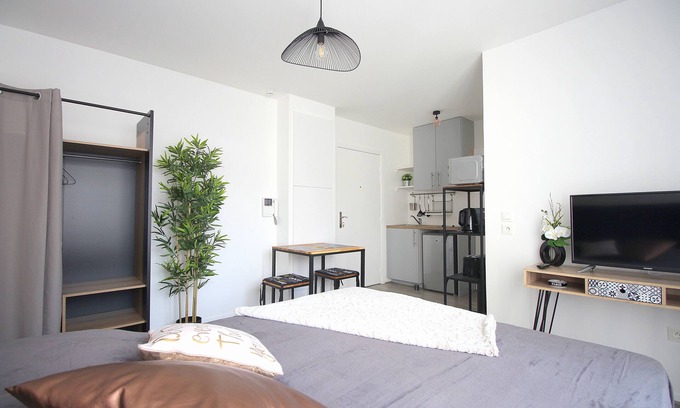 Serris Apartment | Shopping in Val d'Europe and visit Disneyland Paris (TRIANONS3)
