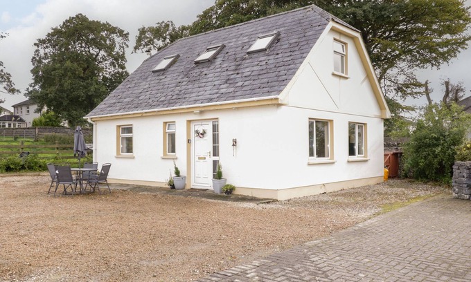 Portahack Cottage | SHORE ROAD, pet friendly, with a garden in Culdaff, County Donegal