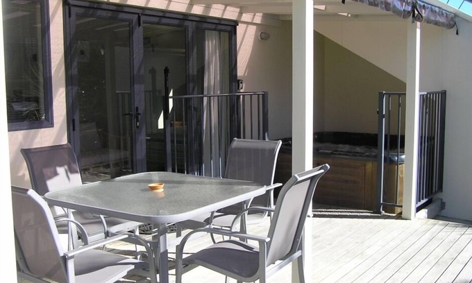 Bowentown House | Shorebreak Beach Retreat With Spa