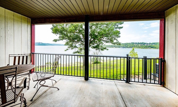 Kimberling City Condo | Shorefront Escape at TRL