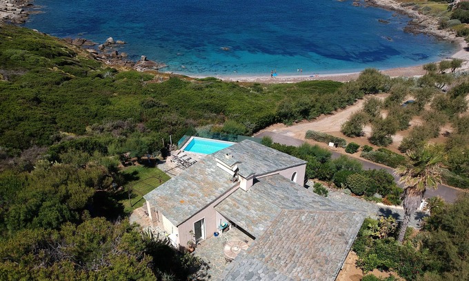 Marine de Davia Villa | Shorefront villa offers great amenities and views giving onto the beach below