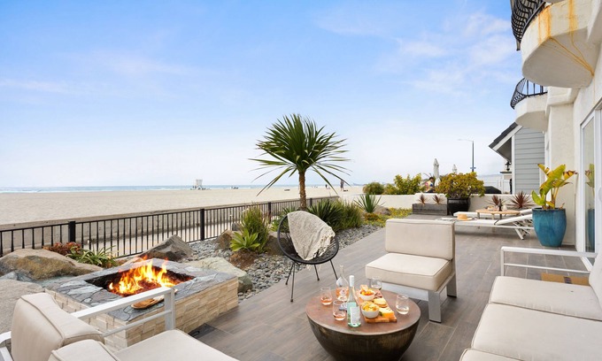 South Mission Beach House | Shoreline by AvantStay | Spectacular Beachfront Home w/FirePit, Spa & Pool Table