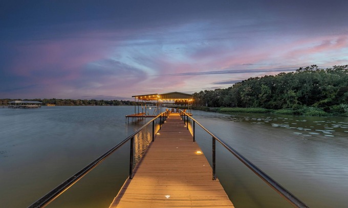 Quinlan House | Shoreline Escape: Luxury living in Lake Tawakoni