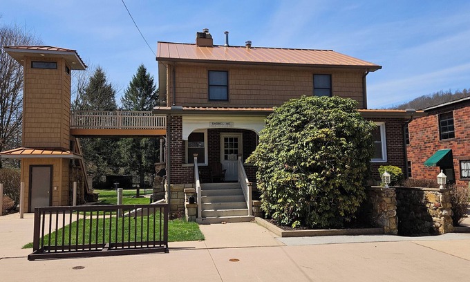 Confluence House | Shoreline Estates - Bungalow Riverview Room