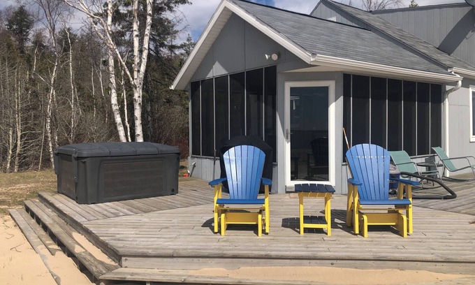 Manistique Cottage | Shoreline Oasis- Your Cozy Autumn Retreat with Beachfront Beauty
