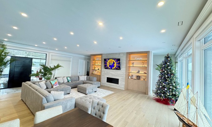 Victoria Harbour House | Shoreline Serenity